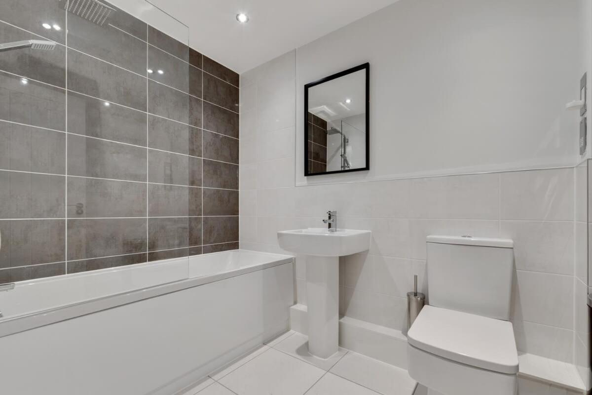 1 Bed Modern Apartment In A Converted Mill Leeds  Exterior photo